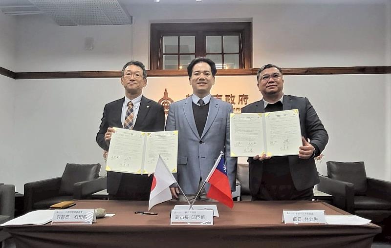 邱臣遠副市長見證兩市教育處及教育委員會簽訂教育合作協議。