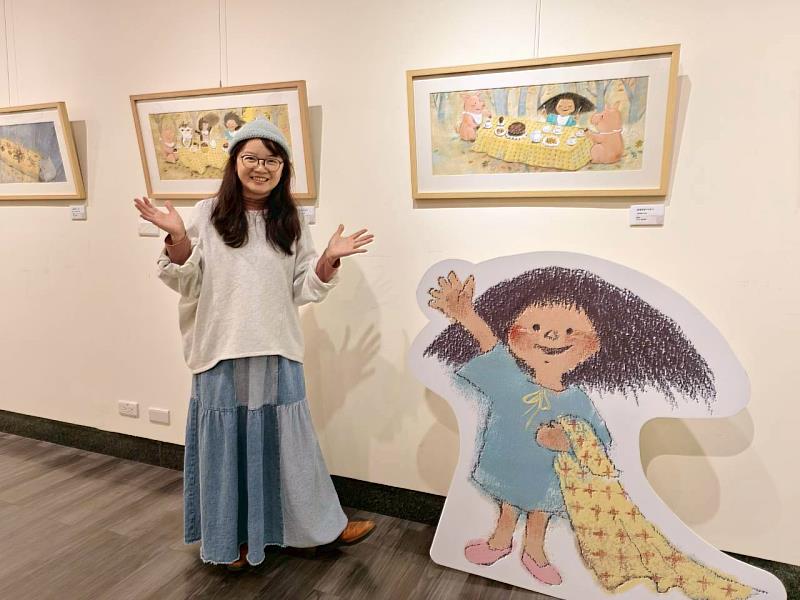 繪本作家葉曼玲與《誰要來喝下午茶？》作品合影。