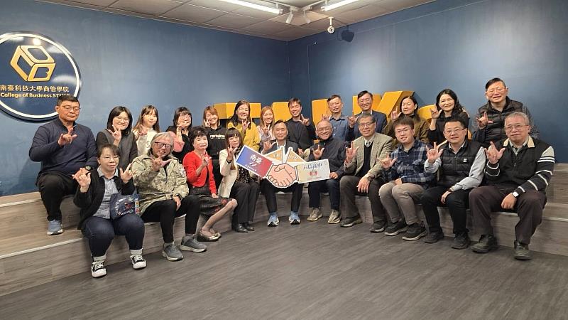 南臺科大攜手六信高中簽署策略聯盟，兩校師長團隊齊聚合影。雙方以AI技術為核心，共築智慧餐飲與寵物照護教育鏈，攜手實踐「AI起航、南臺領航」之精神，見證技職教育轉型時刻。