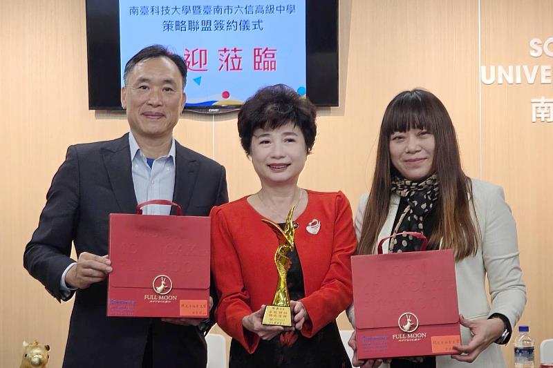 南臺科大傑出校友莫素娟理事長（中）頒贈聲暉學生親製禮品予兩校校長，溫馨見證南臺與六信之策略聯盟時刻。