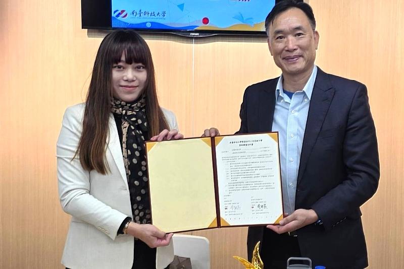 南臺科大校長黃能富(右)與六信高中校長蔡郁蘋(左)簽署策略聯盟,兩校攜手,共同培育技職未來人才。