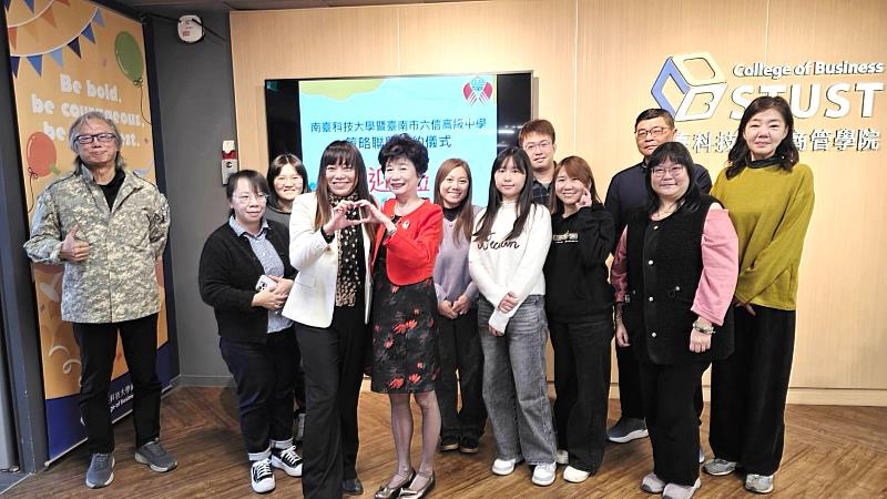 南臺科技大學與臺南市六信高級中學策略聯盟簽約儀式,由六信高中校長蔡郁蘋率領行政團隊共同見證。與會師長包括六信高中校長蔡郁蘋、副校長兼僑務處長黃仲文、學務主任黃瓊怡、實習主任田琳、總務主任陳東麟、實習組長周凱郁、註冊組長陳妍菲、訓育組長黃子庭、輔導組長黃琳珊、寵物經營科主任涂名儀,以及華語教學組長吳東晏。
