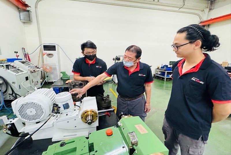 戴先生指導新一代員工正確安全的砂輪安裝方式,並深入說明其特性。