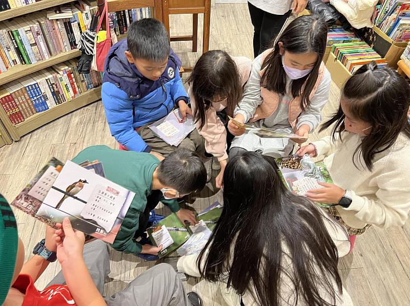 小朋友們在綠書店試玩卡牌。（圖／綠書店）.