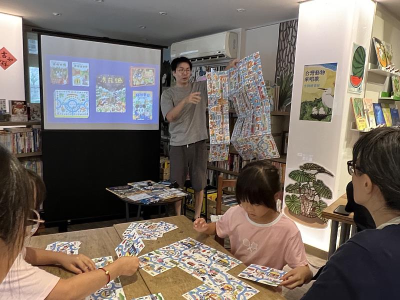 小朋友們在綠書店試玩卡牌。(圖/ 綠書店)
