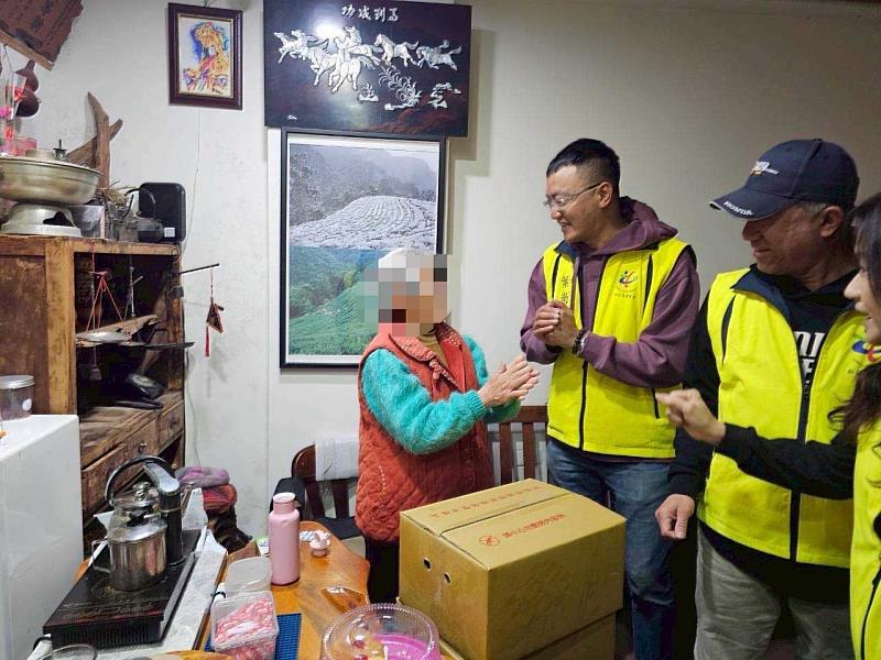由救國團新北市新莊區、坪林區團委會共同辦理的「救國團助獨居長輩-扶弱送愛送年菜」活動,於115年2月7日(星期六)在新北市坪林山區溫暖展開。
