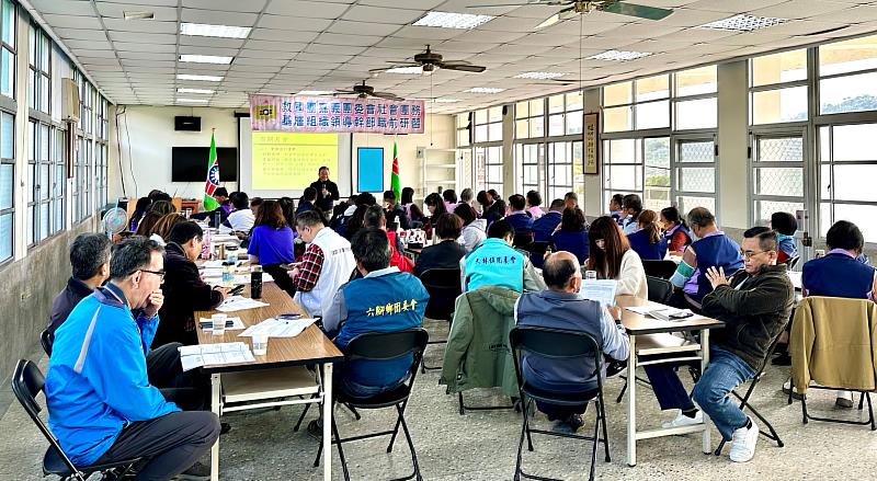 義工夥伴聚精會神地聽課，認真投入學習。