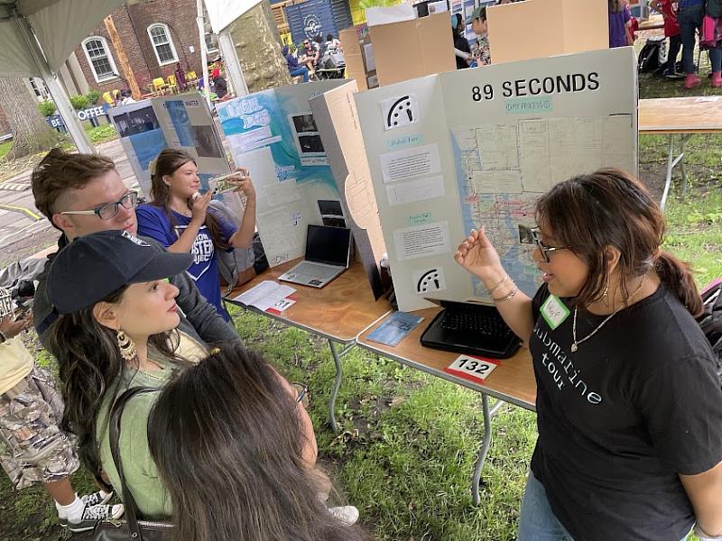 「青少年環保媒體教育計畫」成員向青少年展示、說明計畫理念。（圖片提供/靈鷲山佛教教團）