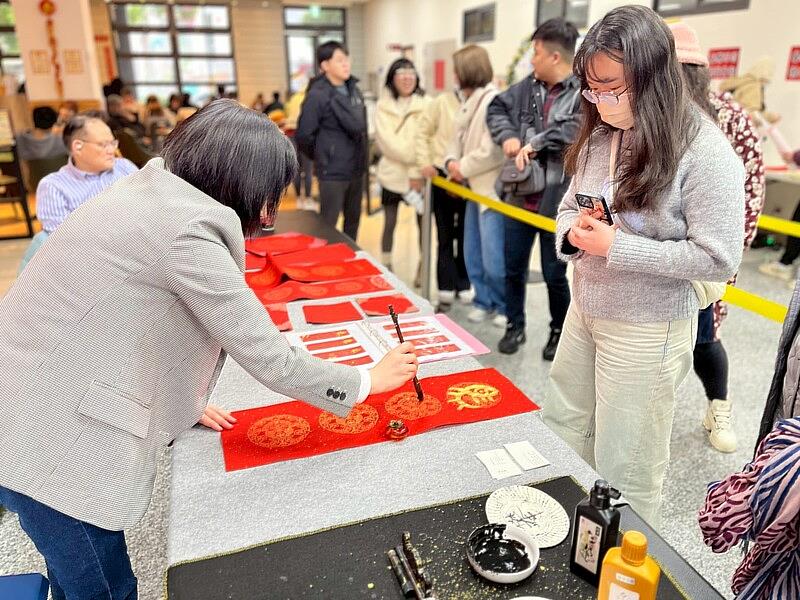 桃園市八德國民運動中心「門前清・胡好運」金馬迎春活動 徐正嫣老師揮毫贈春聯 結合麻將集字迎新年
