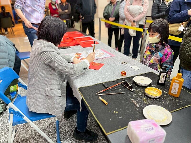 桃園市八德國民運動中心「門前清・胡好運」金馬迎春活動 徐正嫣老師揮毫贈春聯 結合麻將集字迎新年