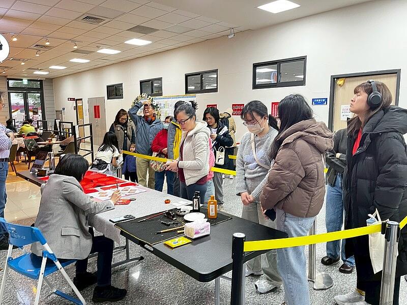 桃園市八德國民運動中心「門前清・胡好運」金馬迎春活動 徐正嫣老師揮毫贈春聯 結合麻將集字迎新年