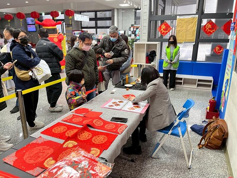 桃園市八德國民運動中心「門前清・胡好運」金馬迎春活動 徐正嫣老師揮毫贈春聯 結合麻將集字迎新年