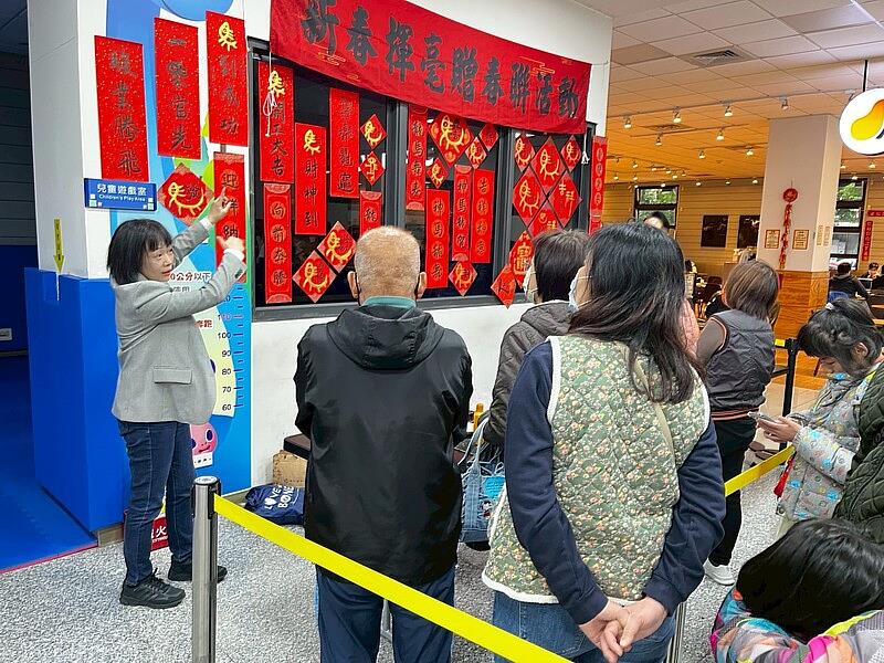 桃園市八德國民運動中心「門前清・胡好運」金馬迎春活動 徐正嫣老師揮毫贈春聯 結合麻將集字迎新年