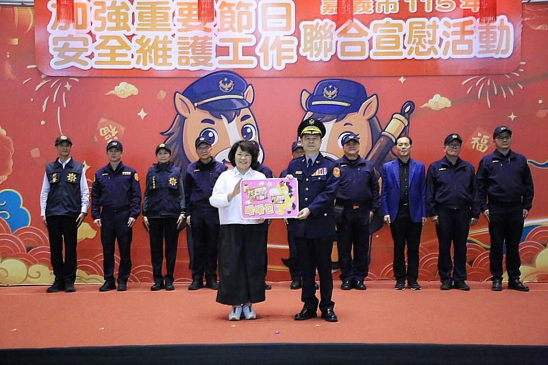 黃敏惠市長慰問慰問警消同仁。