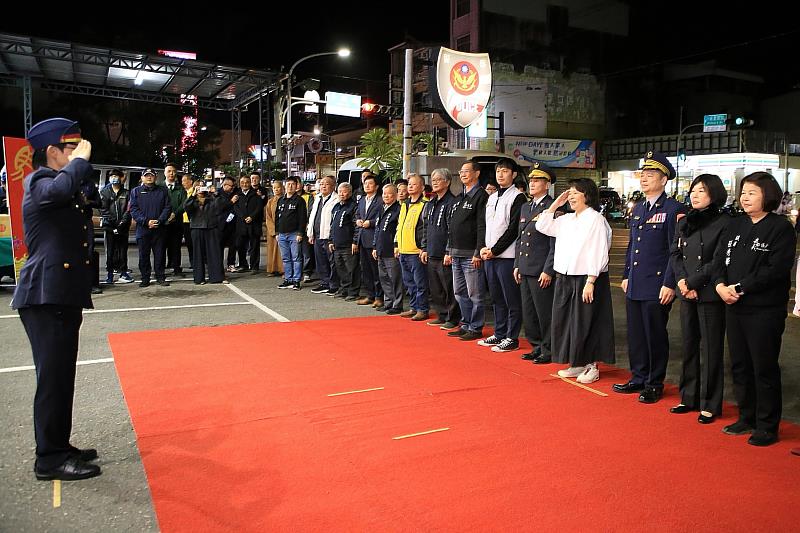 黃敏惠市長慰問慰問警消同仁。