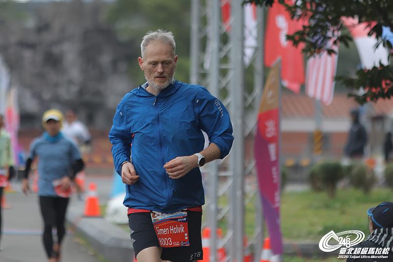 挪威Simen Holvik突破450公里，大幅刷新個人紀錄與賽道紀錄，最終獲得男子冠軍。