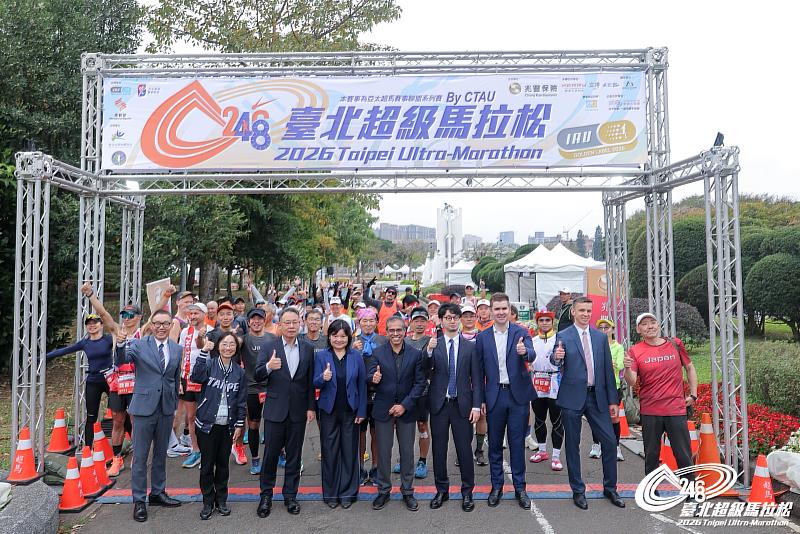 際超馬總會主席Nadeem Khan親自來台，與臺北市政府體育局、運動部、外交部NGO國際事務會及多國駐台單位貴賓共同為賽事鳴槍開跑，見證這場以運動實踐國民外交的賽事。