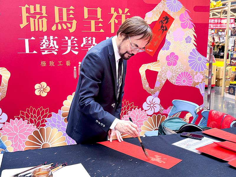 唐菁老師現場揮毫，以深厚書法功力結合靈動筆勢，為民眾寫下新春祝福春聯，展現書法藝術在年節文化中的獨特魅力。