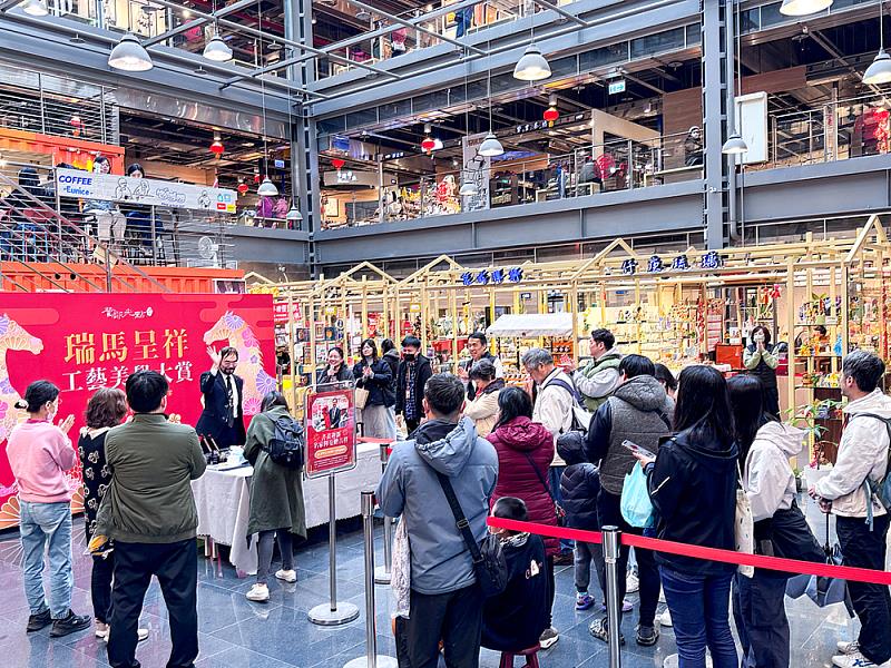 新春墨香迎瑞馬 書法名家唐菁揮毫春聯 鶯歌光點揭開新年工藝序章