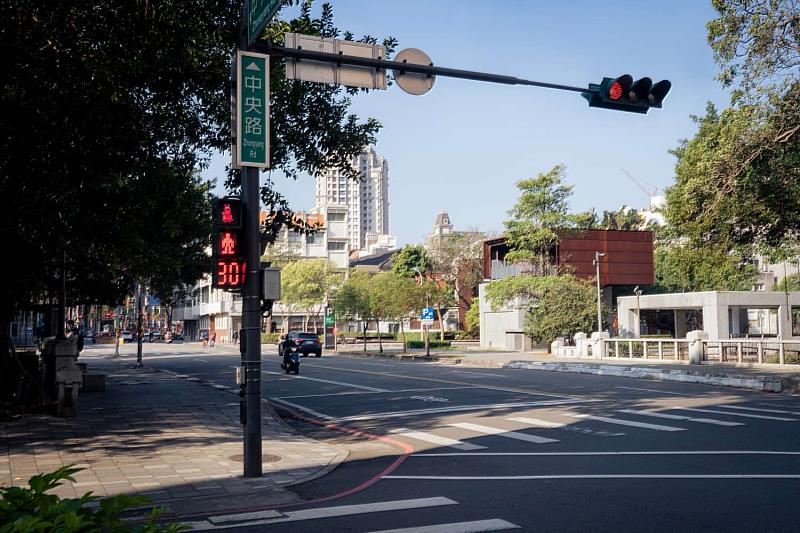 竹市「Rody跳跳馬」現身紅綠燈號誌，用創意守護行人安全。