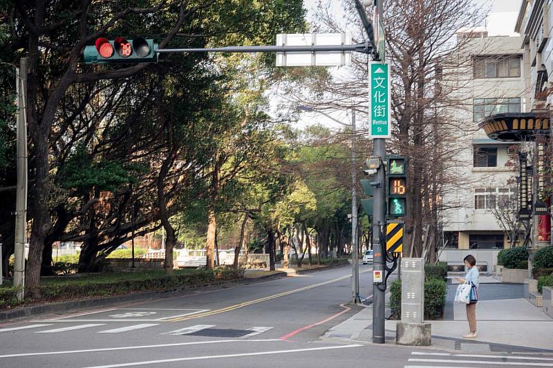 竹市「Rody跳跳馬」現身紅綠燈號誌，用創意守護行人安全。