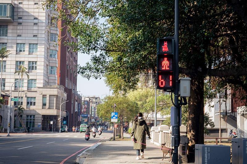 竹市「Rody跳跳馬」現身紅綠燈號誌，用創意守護行人安全。
