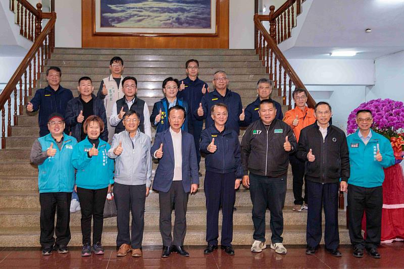 翁章梁慰問第一線執勤員警及協勤民力