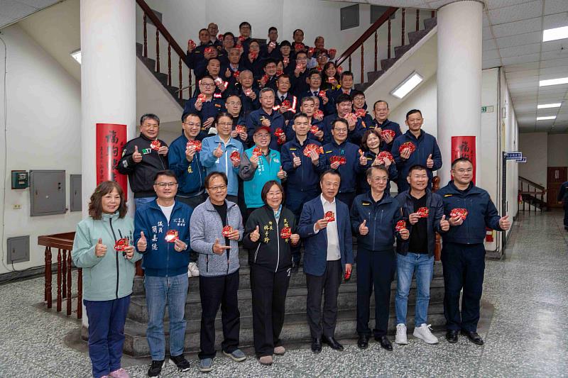 翁章梁慰問第一線執勤員警及協勤民力