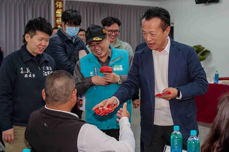 翁章梁慰問第一線執勤員警及協勤民力