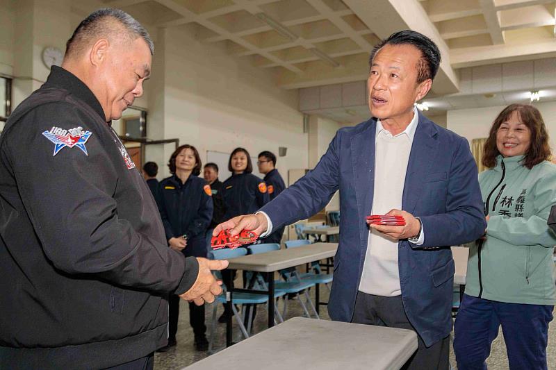 翁章梁慰問第一線執勤員警及協勤民力