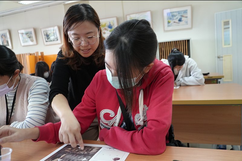 視傳系推出 「哇酷！一日修復師體驗：文物修護」實際體驗文物修護。