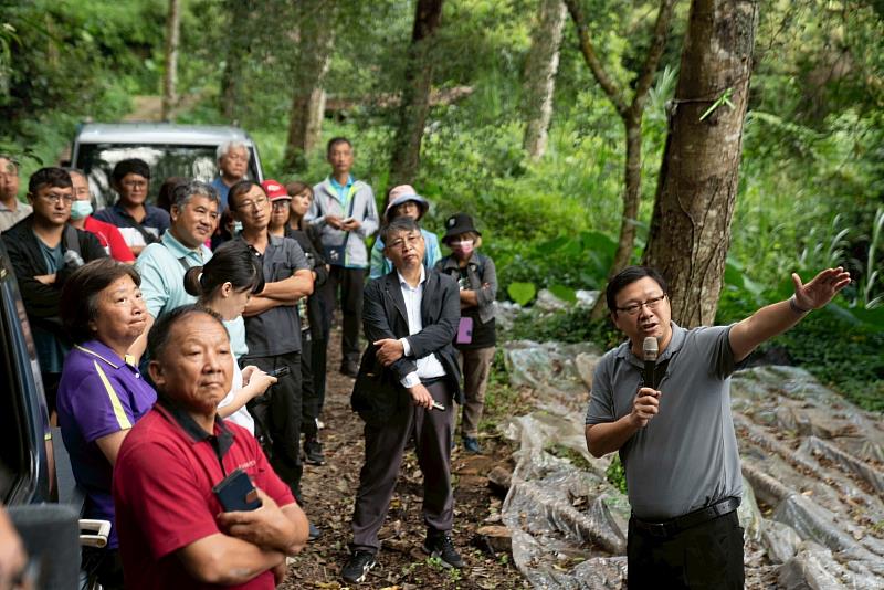 林業保育署嘉義分署帶領林農參訪林下經濟段木香菇場域，學員可在過程中與專家、經營者互相交流與交換經驗。