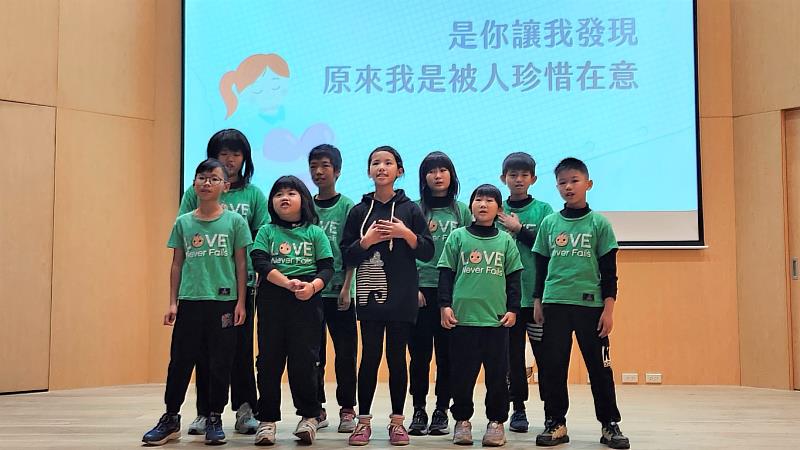 5. 沐風關懷協會的孩子帶來精彩的歌唱表演,感謝社會的關懷。
