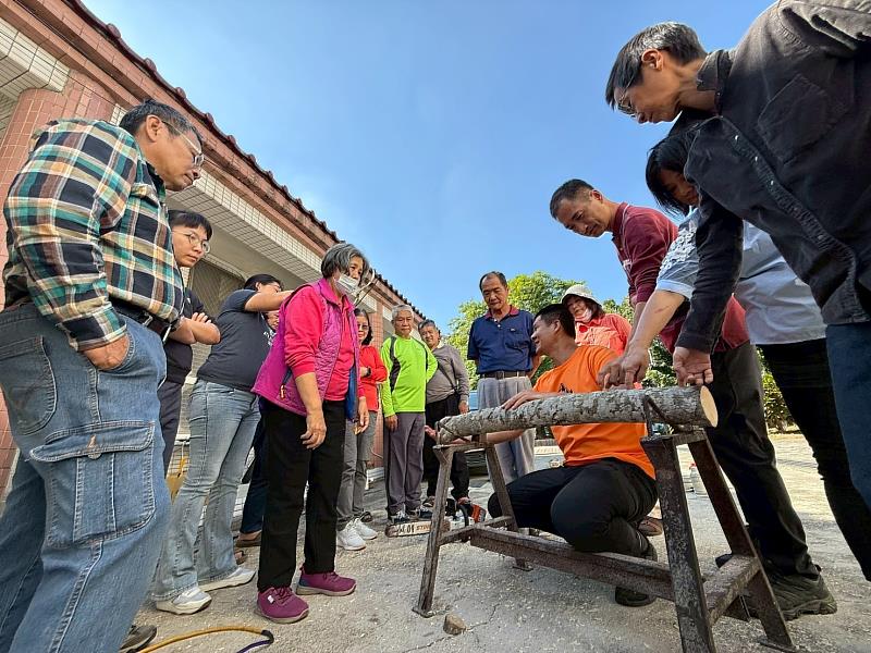 透過段木香菇及木耳經營實務課程，讓學員們了解段木香菇栽培過程各項重要訣竅。