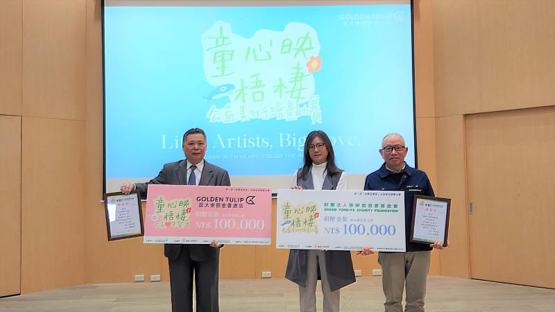 3. 張榮發慈善基金會董事長吳景明（右）與震大金鬱金香酒店執行長鄭東波（左）代表共同捐贈20萬元予沐風關懷協會，為臺中地區弱勢家庭孩童注入資源與希望。