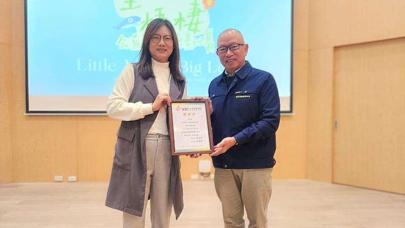4. 沐風關懷協會公關長王姿蓉頒贈感謝狀，由張榮發慈善基金會董事長吳景明（右）代表接受。