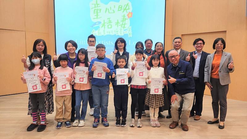 2. 所有來賓與公益美術繪畫比賽獲獎孩子合影。