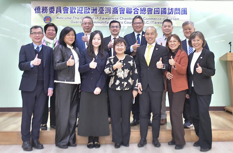 徐佳青與歐洲臺灣商會聯合總會回國訪問團大合照。