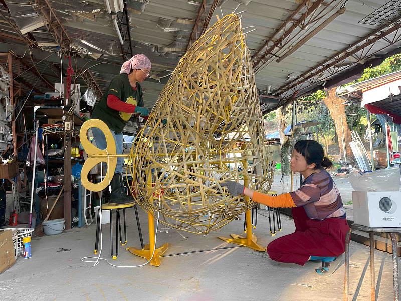 林純用「搖擺金雞」施作。