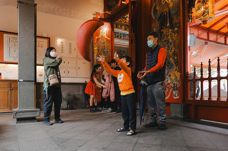 擲筊祈福、乞龜分福的儀式體驗活動。