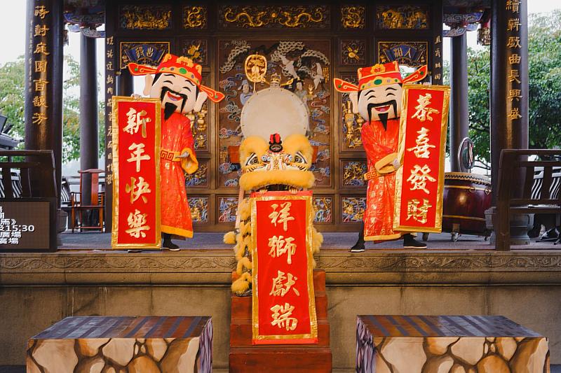 財神爺祝福大家新春財運旺旺、福氣連連。