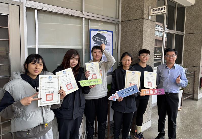 5位獲選作品女性運動員與性平會執行秘書陳添丁合影。