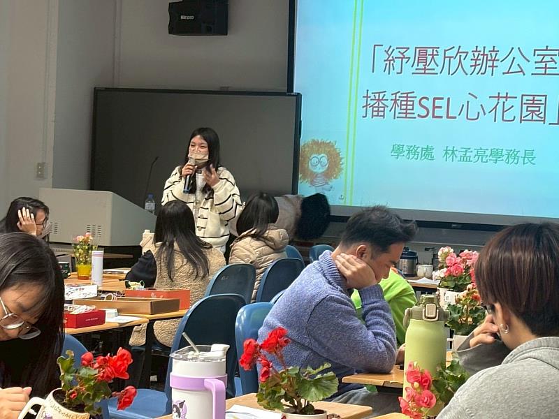 與會教師交流分享經驗。