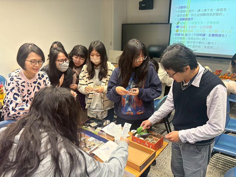 教師參與工作坊學習踴躍。