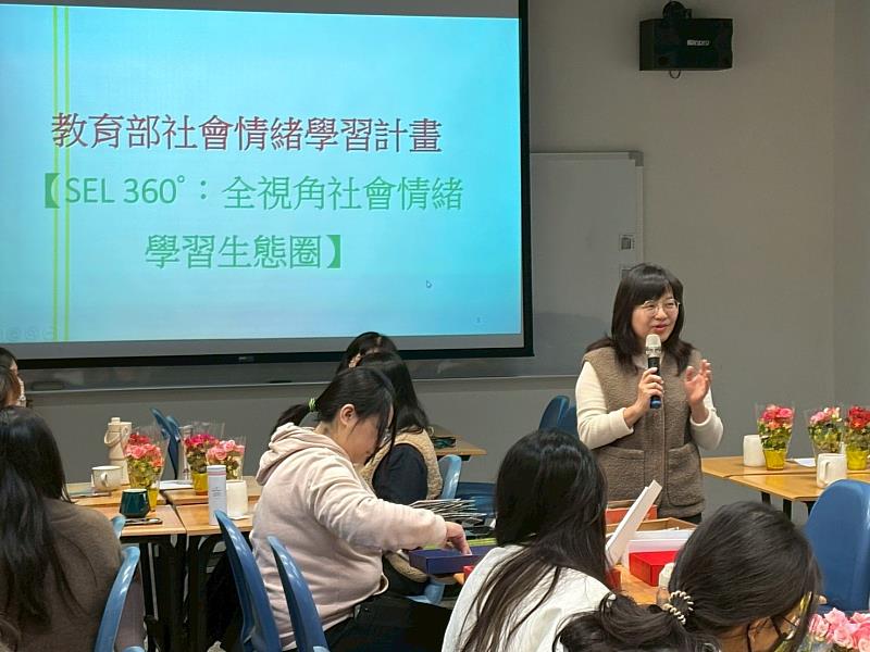 林孟亮學務長主持情緒紓壓手作工作坊。