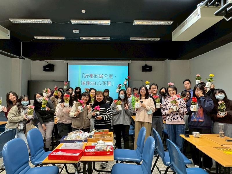 參與工作坊的教職同仁合影。