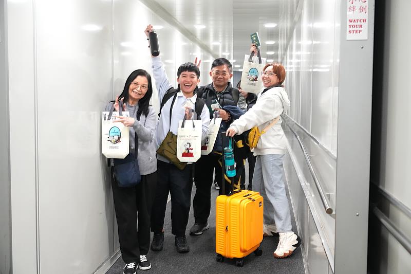 星宇航空也準備首航旅客專屬紀念好禮，包括Airbus限量飄帶、識別證帶及A350-1000紀念品。