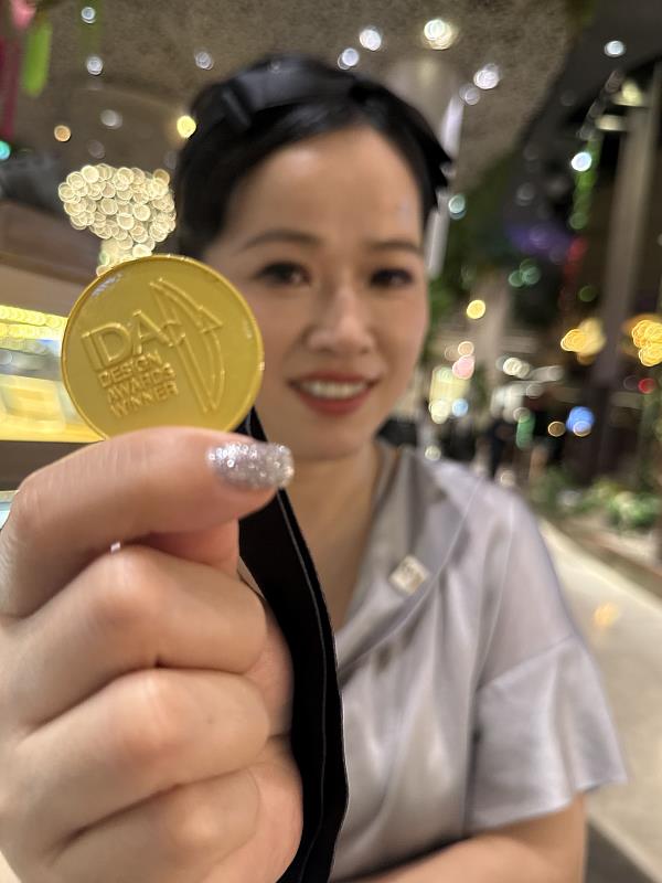 黃翌萱同學與金牌合影。