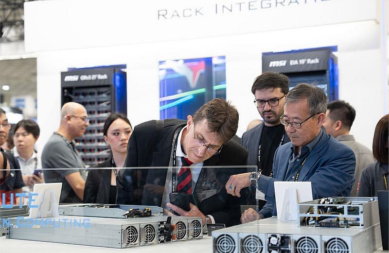 TCA表示,COMPUTEX 2026新增「AI機器人區」、「科技應用暨體驗館」展區、電子紙主題館,將有1,500家廠商,齊聚南港、信義世貿兩地三館共同展出,使用6,000個展位,展出規模創歷史新高。