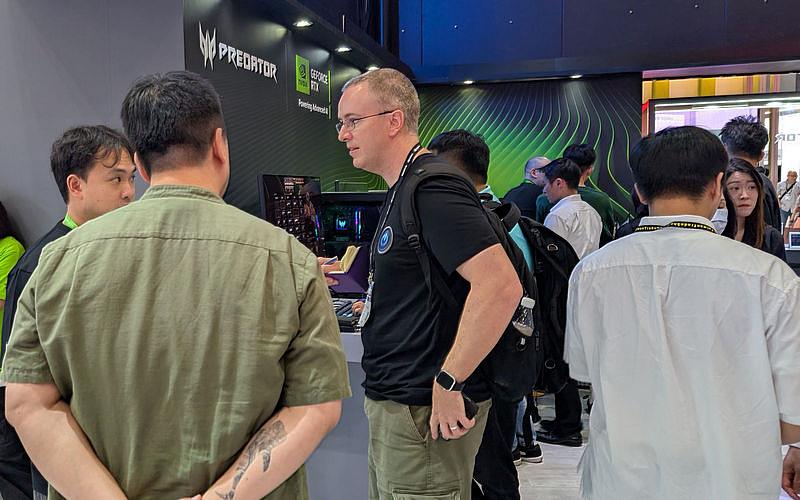 TCA表示，COMPUTEX 2026新增「AI機器人區（Robotics）」、「科技應用暨體驗館（TechXperience）」展區、電子紙主題館，將有1,500家廠商，齊聚南港、信義世貿兩地三館，使用 6,000 個展位，展出規模創歷史新高。包括宏碁、威剛、華擎、華碩、明基、仁寶、台達、元太、鴻海、技嘉、英特爾、聯發科技、微星、NVIDIA、和碩、台灣維諦、先進車用科技主題館、RISC-V 主題館等海內外科技大廠，將展出AI運算、機器人&智慧移動、次世代科技、綠能永續等「AI TOGETHER」（AI共創）科技趨勢解決方案。